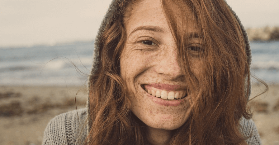 바닷가에서 소녀가 웃고 있다