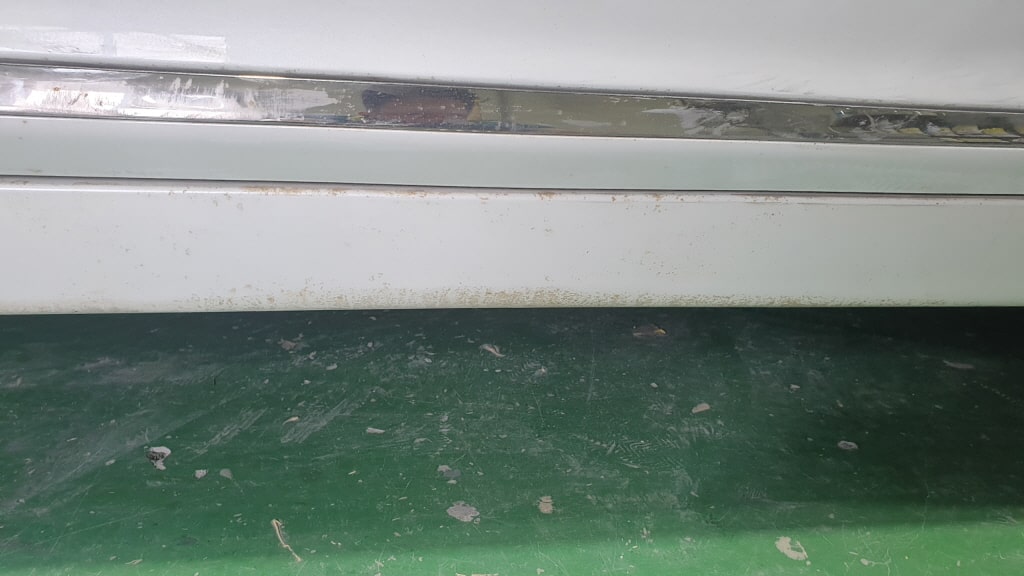 조수석 쪽 하단 스태프 k7 범퍼도색 - 조수석 쪽 하단 스태프