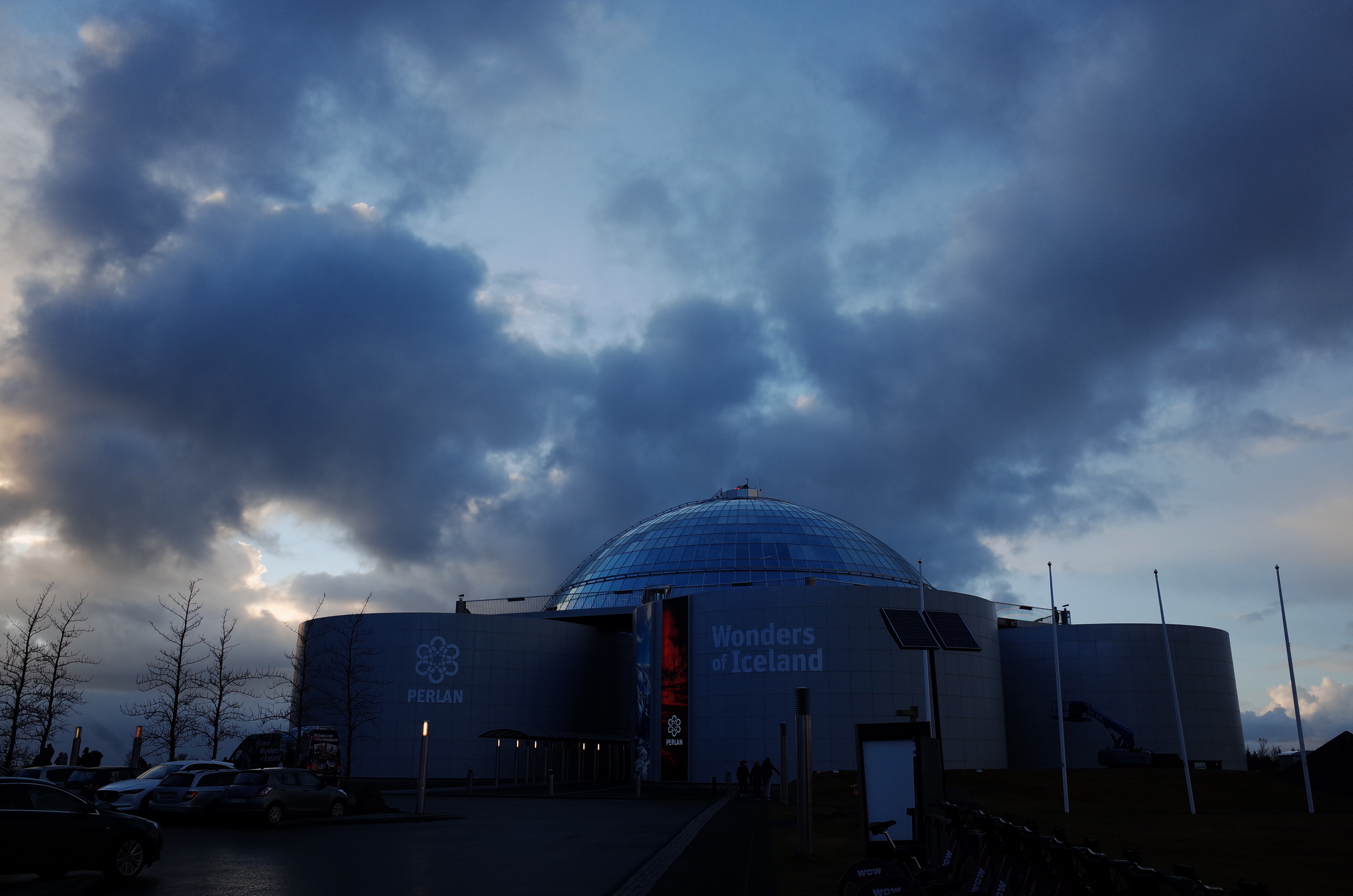 레이캬비크 언덕 위에 위치한 거대한 유리 돔 형태의 펄란 박물관 외경