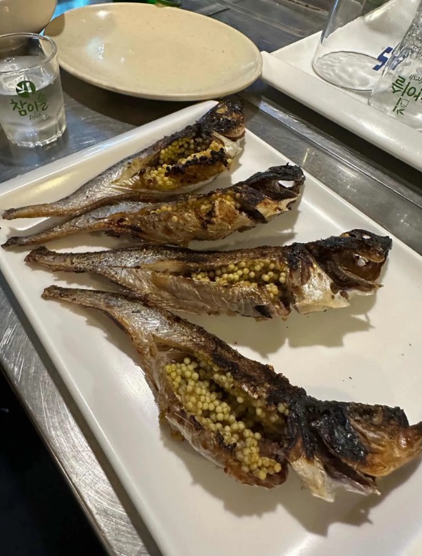 알이 통통하게 밴 도루묵을 은은한 불에 구워내는 도루묵구이