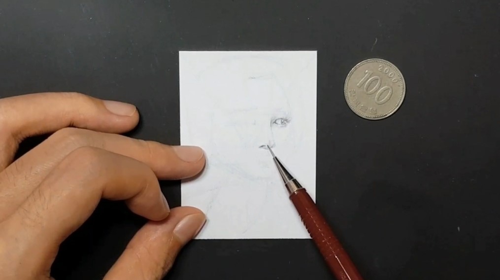 코를 자세히 그려줍니다
