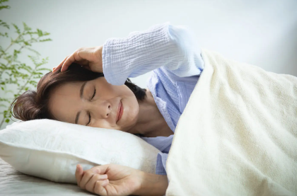 머리가 아픈 중년 여성