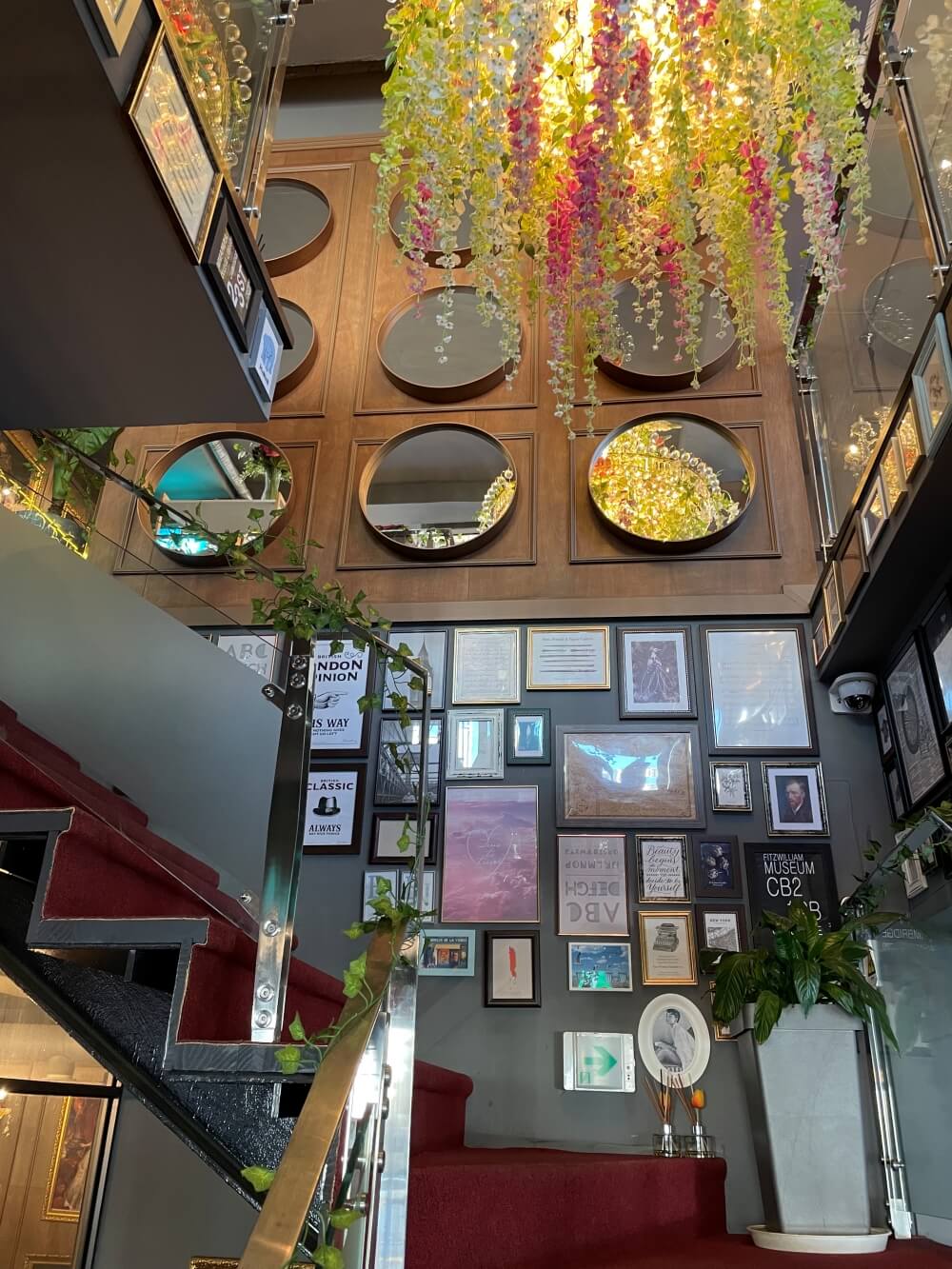 광교 카페거리 더 유로피언 - 매장 계단 모습