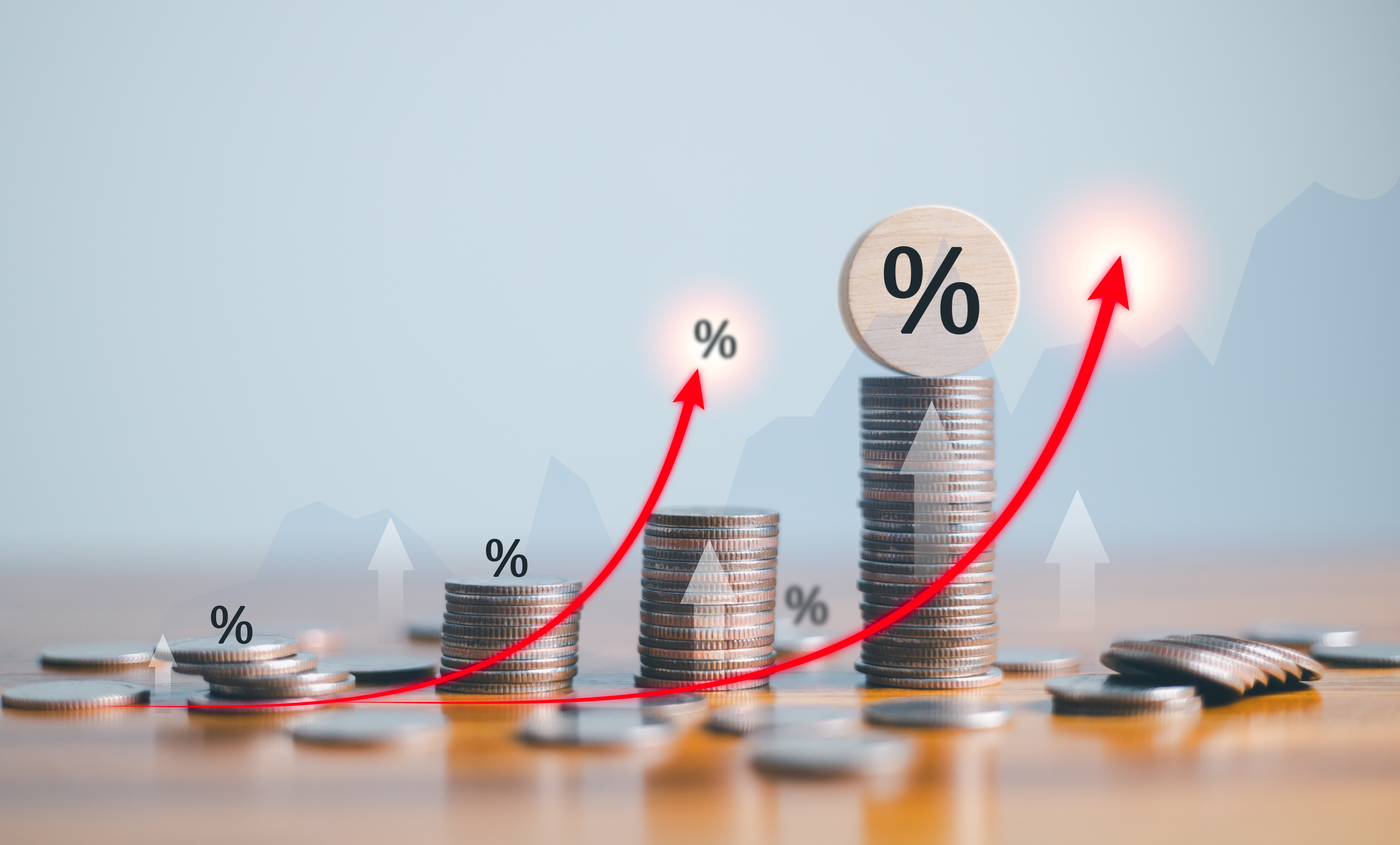 정부 지원금 및 금리 혜택으로 상승하는 자산을 상징하는 동전과 그래프 이미지