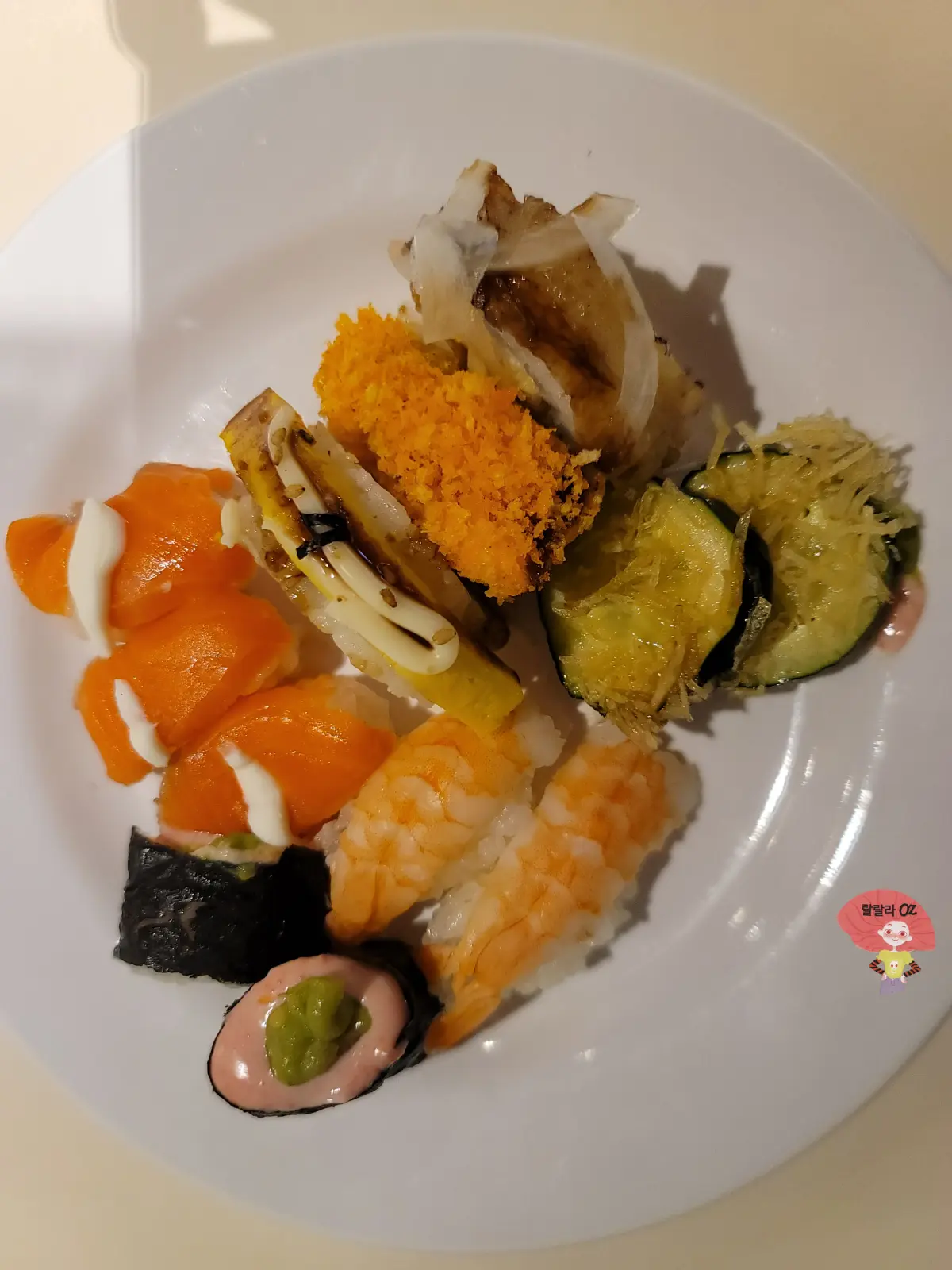 경기-남양주시-다산점-애슐리퀸즈-초밥과-롤이가득-담긴-접시