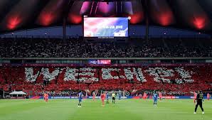 2026 북중미 월드컵 중계 보는 법 총정리｜TV&middot;모바일&middot;무료 시청 방법까지 전 세계 축구 팬들이 기다리는 2026 FIFA 북중미 월드컵이 드디어 다가오고 있습니다. 대한민국 축구 국가대표팀 역시 본선 무대를 밟게 되면서 국내 팬들의 관심도 뜨거워지고 있는데요. 하지만 막상 월드컵이 시작되면 &amp;quot;어디서 중계를 보지?&amp;quot; &amp;quot;무료로 볼 수 있을까?&amp;quot; &amp;quot;휴대폰으로 시청할 수 있나?&amp;quot; 라는 궁금증이 생기기 마련입니다. 오늘은 2026 월드컵 중계를 가장 편하게 보는 방법을 정리해보겠습니다. 2026 월드컵은 언제 열릴까? 2026 FIFA 북중미 월드컵은 개막일 : 2026년 6월 11일 결승전 : 2026년 7월 19일 까지 진행됩니다. 이번 대회는 미국&amp;#44; 캐나다&amp;#44; 멕시코가 공동 개최하며&amp;#44; 사상 처음으로 48개국이 참가하는 월드컵으로 열립니다. 국내 TV 중계는 어디서 볼 수 있을까? 아직 FIFA와 국내 방송사의 최종 중계권 계약이 모두 공개되지는 않았지만&amp;#44; 역대 월드컵 사례를 보면 다음 방송사들이 중계를 맡을 가능성이 높습니다. 예상 중계 방송사 KBS MBC SBS 2022 카타르 월드컵 역시 지상파 3사가 공동 중계를 진행했습니다. 따라서 TV만 있다면 별도의 추가 비용 없이 월드컵을 시청할 수 있을 가능성이 큽니다. 스마트폰으로 보는 방법 요즘은 TV보다 모바일 시청을 선호하는 팬들도 많습니다. 월드컵 모바일 중계는 보통 다음 플랫폼을 통해 제공됩니다. 모바일 시청 플랫폼 방송사 공식 앱 OTT 서비스 스포츠 중계 앱 특히 대한민국 경기의 경우 실시간 채팅과 하이라이트 기능까지 제공되는 경우가 많습니다. 출퇴근길이나 여행 중에도 편하게 응원할 수 있다는 장점이 있습니다. OTT로 월드컵 보기 최근 스포츠 중계의 중심은 OTT로 이동하고 있습니다. 국내에서는 다음과 같은 플랫폼들이 후보로 거론됩니다. OTT 중계 가능 플랫폼 웨이브(Wavve) 쿠팡플레이 티빙(TVING) 다만 중계권 계약에 따라 실제 제공 여부는 달라질 수 있으므로 대회 개막 전 반드시 확인하는 것이 좋습니다. 무료 시청도 가능할까? 네&amp;#44; 가능합니다. 지상파 방송이 중계를 맡는다면 누구나 무료로 시청할 수 있습니다. 무료 시청 방법 TV 지상파 방송 방송사 공식 홈페이지 방송사 모바일 앱 별도의 유료 가입 없이도 대한민국 대표팀 경기를 응원할 수 있는 셈입니다. 해외에서 월드컵 보는 방법 해외 거주 중인 경우에는 국가별 공식 중계 플랫폼을 이용하면 됩니다. 대표적인 해외 중계사는 다음과 같습니다. 해외 주요 중계사 미국 : FOX Sports 영국 : BBC&amp;#44; ITV 일본 : NHK&amp;#44; TV Asahi 거주 국가에 따라 중계 채널이 달라질 수 있으니 사전에 확인하는 것이 중요합니다. 대한민국 경기 알림 설정하는 법 월드컵은 대부분 새벽 시간대에 열릴 가능성이 높습니다. 놓치지 않기 위해서는 알림 설정을 추천합니다. 알림 설정 방법 스마트폰 캘린더 등록 스포츠 앱 알림 설정 포털 경기 일정 구독 특히 대한민국 경기만 따로 등록해두면 편리하게 응원할 수 있습니다. 월드컵을 더 재미있게 즐기는 팁 월드컵은 혼자 보는 것도 좋지만 함께 즐길 때 더욱 재미있습니다. 추천 방법은 다음과 같습니다. 가족과 함께 TV 시청 친구들과 응원 모임 치킨과 야식 준비 거리응원 참여 응원 유니폼 착용 특히 대한민국 대표팀 경기 날에는 전국 곳곳에서 뜨거운 응원 열기를 느낄 수 있을 것으로 기대됩니다. 마무리 2026 북중미 월드컵은 역대 최대 규모로 펼쳐지는 만큼 중계 방식도 더욱 다양해질 전망입니다. TV&amp;#44; 모바일&amp;#44; OTT 등 자신의 생활 패턴에 맞는 방법을 미리 준비해두면 대한민국 대표팀의 소중한 순간을 놓치지 않고 함께할 수 있습니다. 손흥민과 태극전사들이 만들어갈 새로운 월드컵의 역사를&amp;#44; 가장 편한 방법으로 즐겨보시기 바랍니다. SEO 키워드 월드컵 중계 보는 법&amp;#44; 2026 월드컵 중계&amp;#44; 월드컵 무료 시청&amp;#44; 대한민국 축구 중계&amp;#44; 월드컵 OTT&amp;#44; 월드컵 모바일 시청&amp;#44; 월드컵 TV 중계&amp;#44; 북중미 월드컵 중계&amp;#44; 손흥민 경기 중계&amp;#44; 월드컵 시청 방법