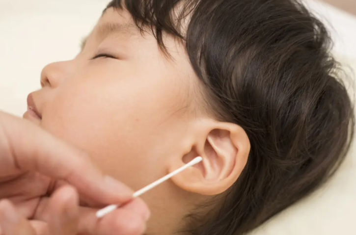 면봉으로 귀를 청소하는 아이