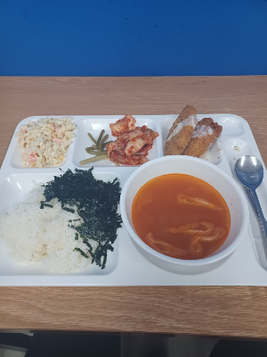 식판에 음식