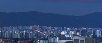 케이팝 데몬헌터스를 통한 과거와 현재&amp;#44; 미래를 잇는 지속가능패션에 대한 생각을 묘사한 이미지