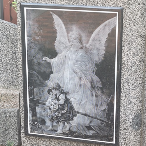 사진은 서울 신정동성당 야외에 있는 '십자가의 길' 근처에 있는 수호천사 그림입니다.