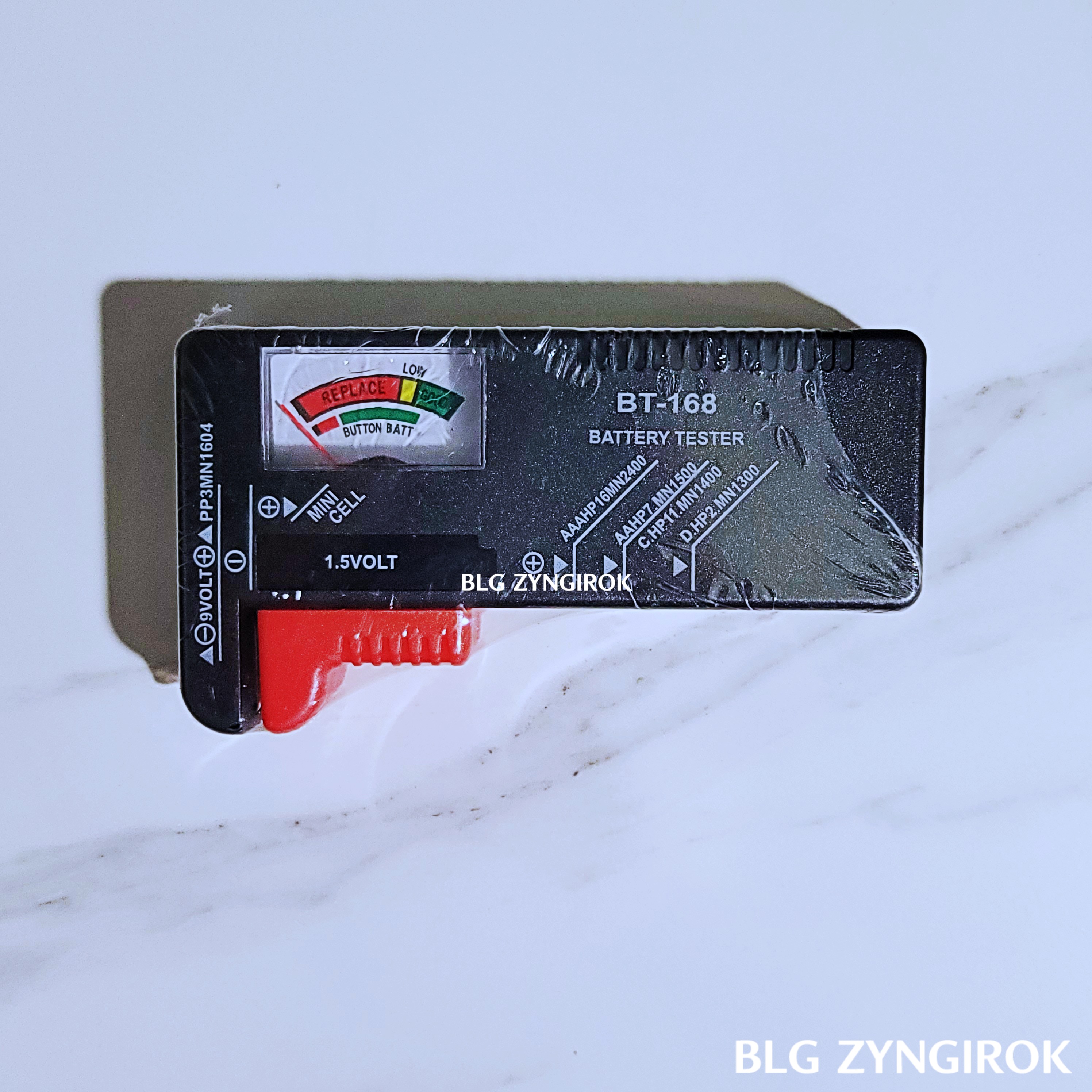 건전지 잔량 확인기가 테이블 위에 놓여있다.