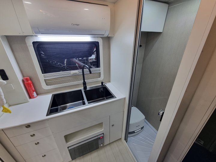 슈퍼밴5-주방과-샤워실