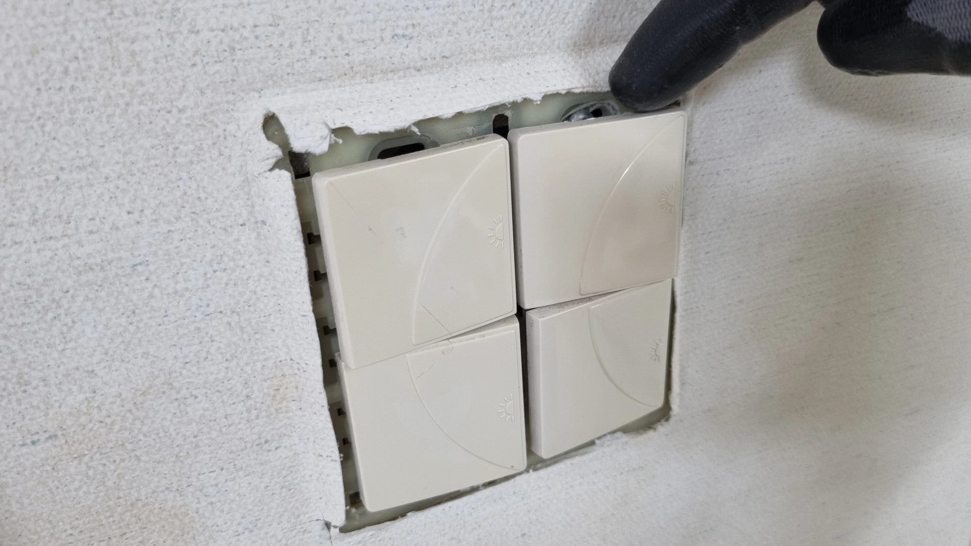 스위치 고정 볼트가 안보이는 상태