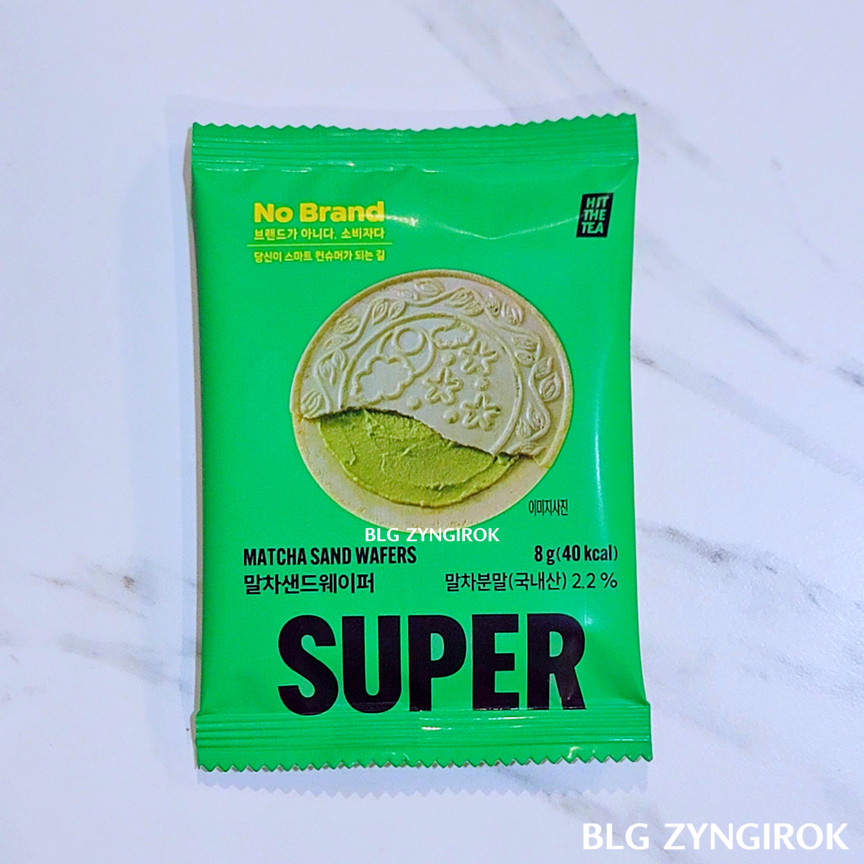 노브랜드 말차 샌드 웨이퍼 낱개 하나가 테이블 위에 놓여있다.