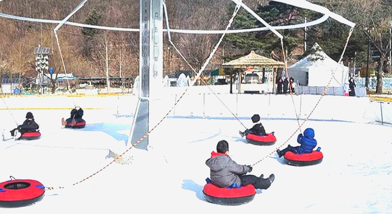 얼음 위를 질주하는 회전 눈썰매장 전경. [ⓒ포천시청 홈페이지]