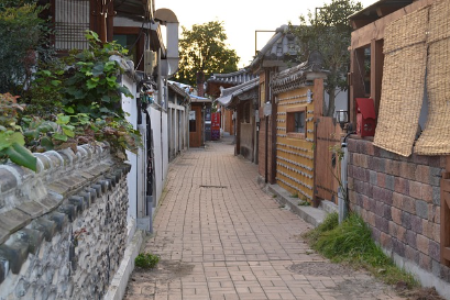 골목길의 건축학, 담장과 간판이 만드는 비공식적 공간들