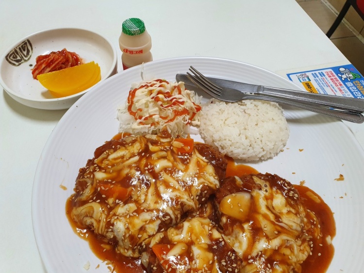 청주 서원대에서 맛보는 청춘은 늘 그 자리에, 19년 학교 앞 떡볶이 왕돈까스 맛집 추천 생방송투데이 리얼맛집 오늘방송 인생분식