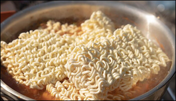 라면을 끓이고 있는 냄비