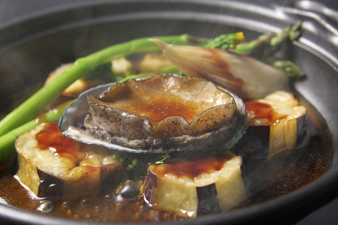 The most important noun in 전복죽 끓이는 법과 손질하는 법 is abalone.