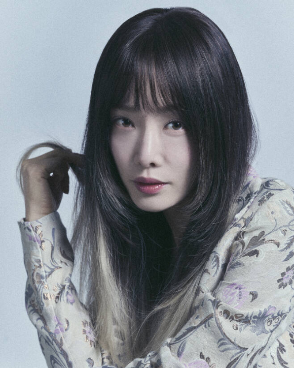 김히어라가 넷플릭스 &#39;더 글로리&#39; 종영 기념 인터뷰에서 포즈를 취하고 있다. [사진=넷플릭스]