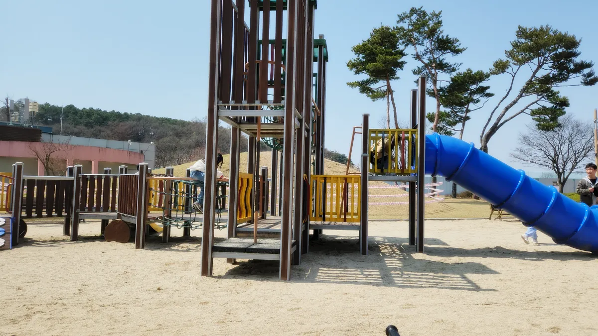 놀이터-미끄럼틀
