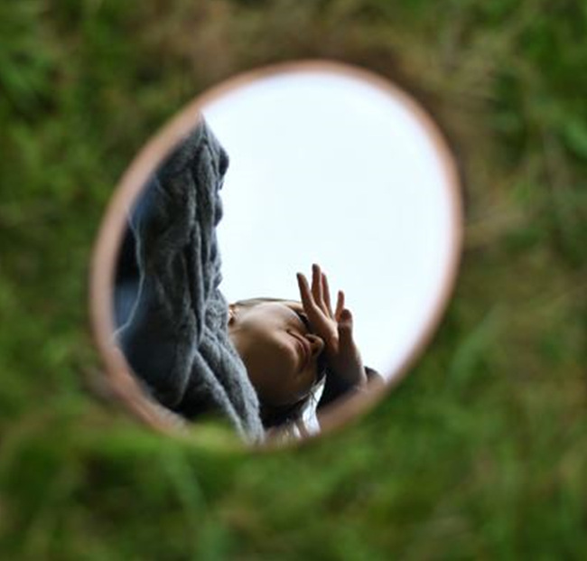 자신의 거울에 비친 여자 얼굴 사진