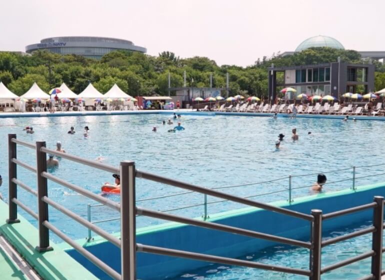 여의도 한강 수영장 물속에 들어가 있는 사람들