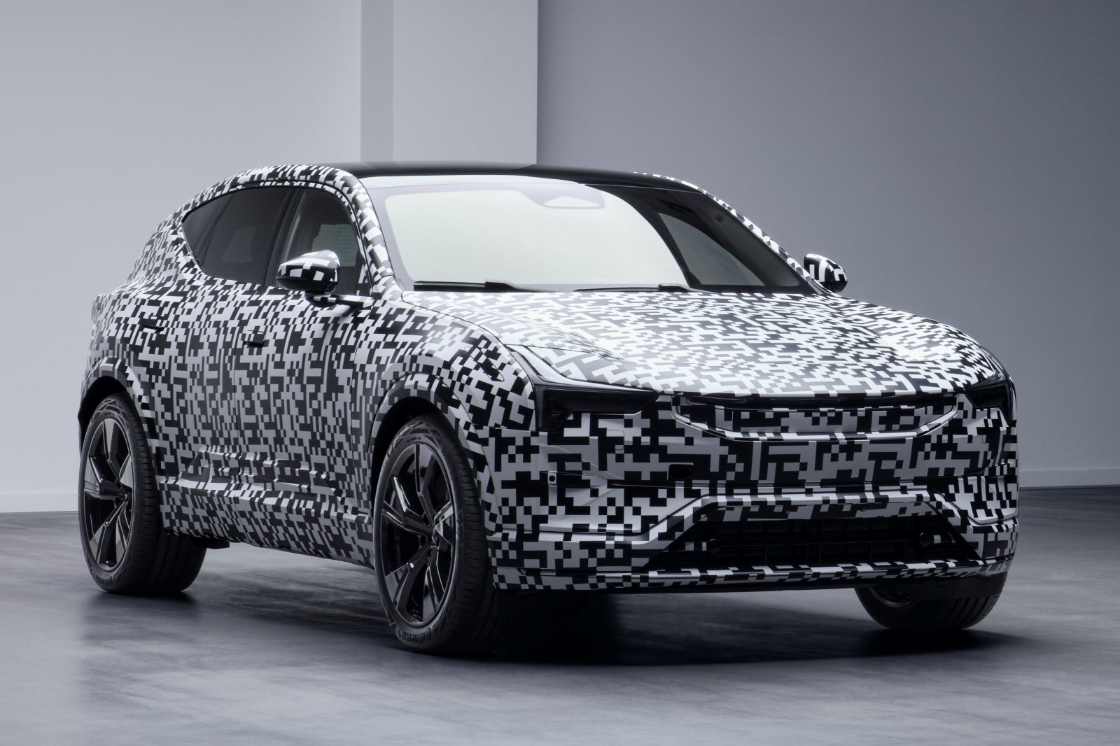 위장막을 두른 폴스타 3입니다.