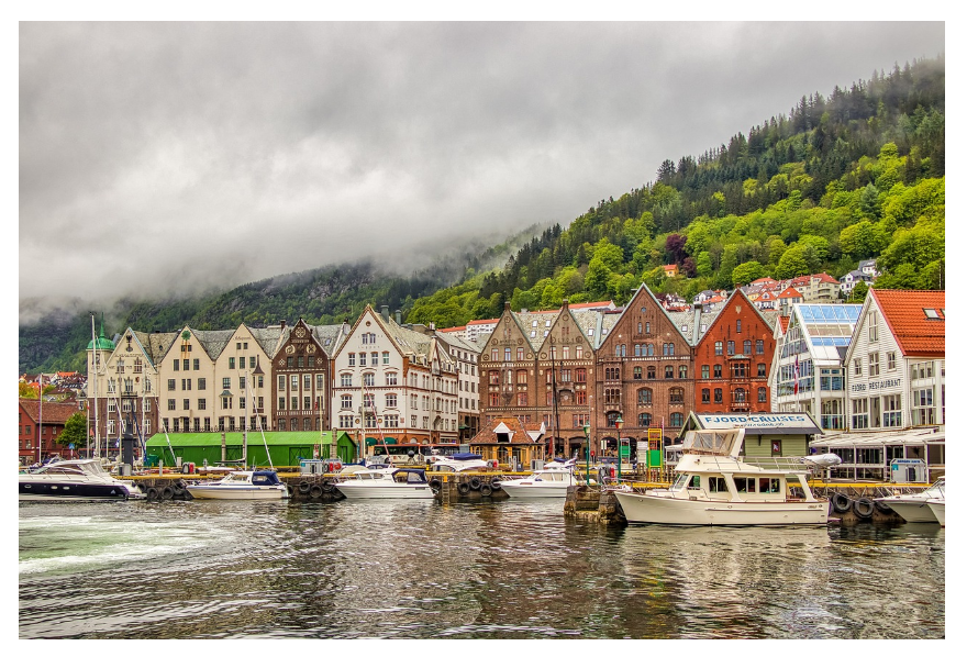 노르웨이 베르겐 항구 건물과 보트 사진