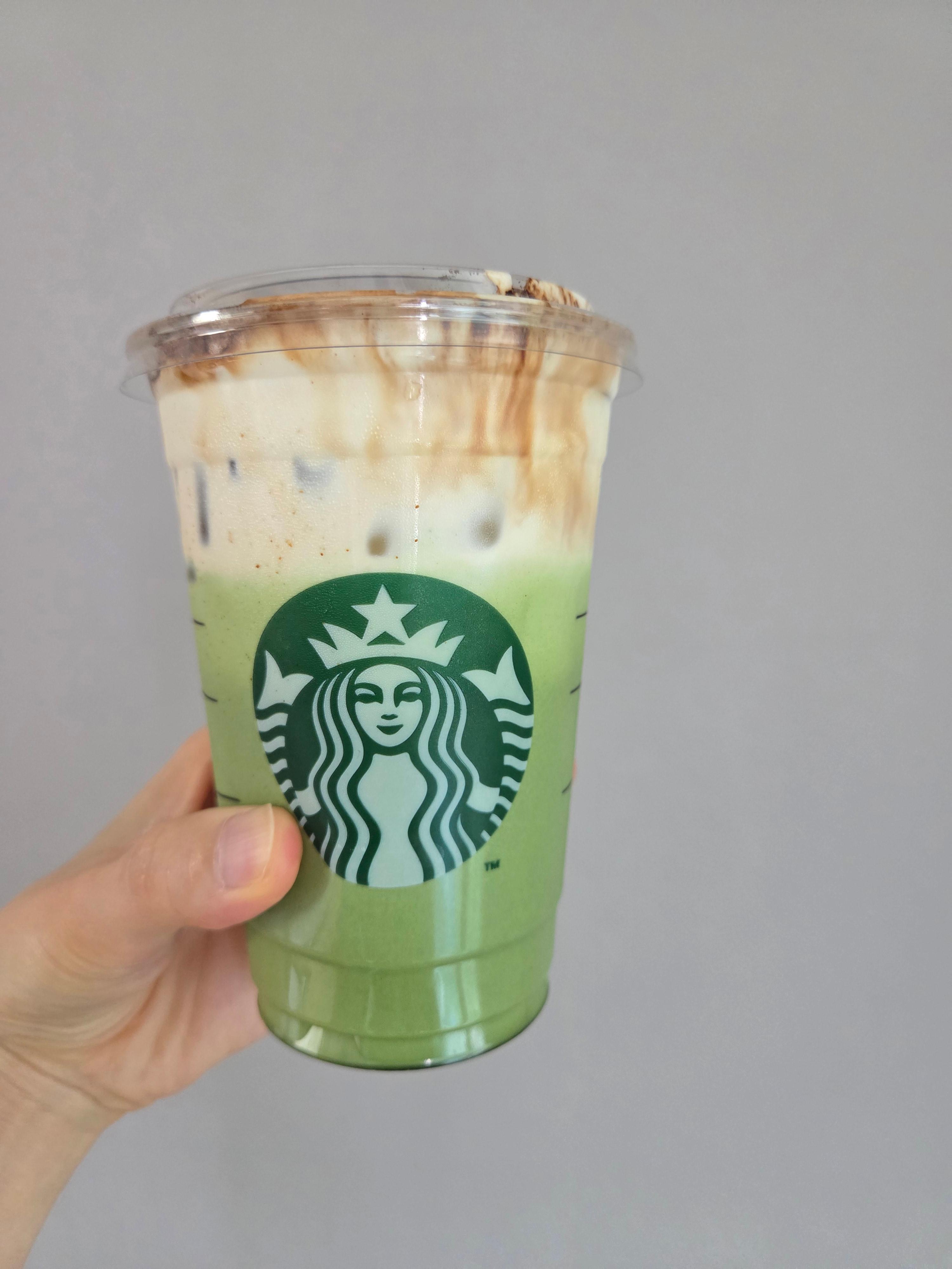 스타벅스 말차 글레이즈드 티 라떼초록빛 말차와 흰색 크림 그리고 글레이즈드 소스가 층을 이루는 음료