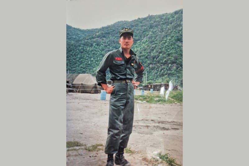 군복을 입고 늠름하게 서 있는 남편의 모습과 2026년 부부 국민연금 예상 수령액 조회를 통한 노후 준비 기록