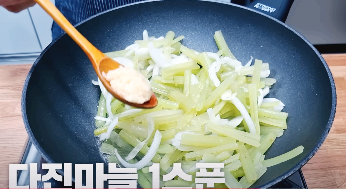 머위대 들깨볶음