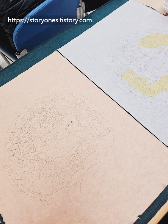 아교 섞인 색으로 밑칠 후 기본 컬러 들어가기