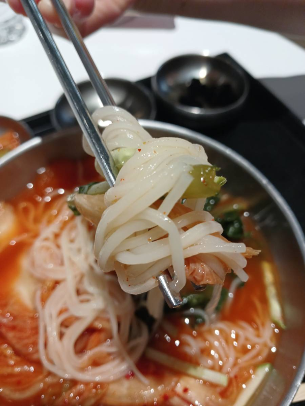 냉김치말이국수 한입