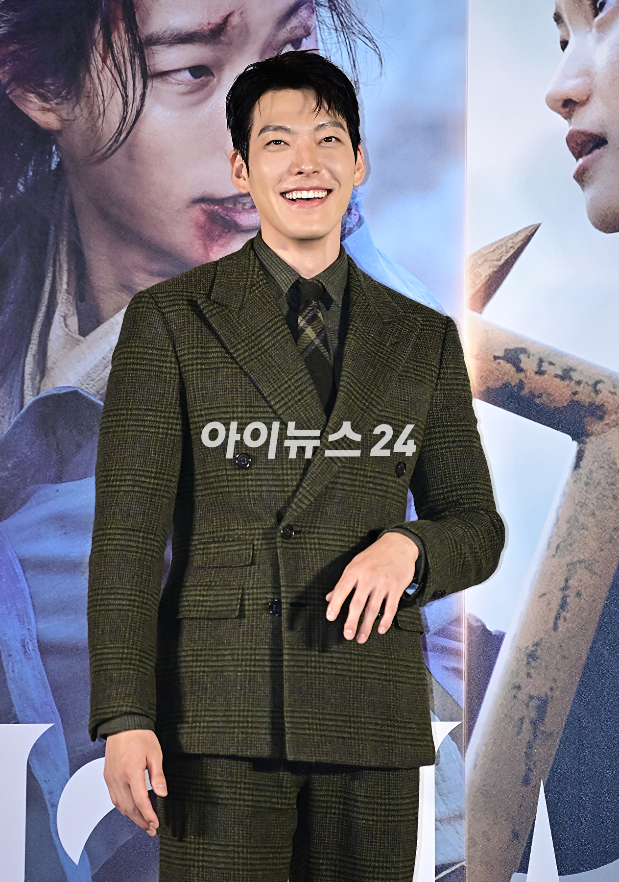 배우 김우빈이 22일 오전 서울 용산구 CGV 용산아이파크몰에서 열린 영화 &#39;외계+인 2부&#39; 제작보고회에서 포토타임을 갖고 있다. [사진=곽영래 기자]