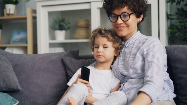 부모와 아이가 함께 사용하는 스마트폰