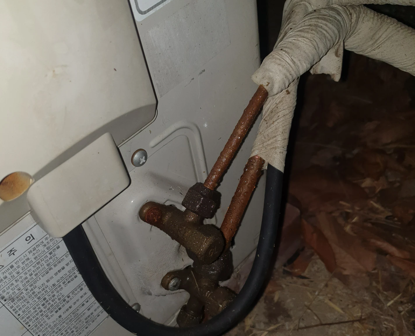 에어컨 실외기 동관 모습