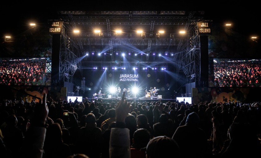 가평의 자라섬 재즈패스티벌은 매년가을 선선한 바람과 함께 재즈의 선율이 흐르는 낭만적인 축제이다. 국내외 유명 재즈 뮤지션들이 참가하며 아름다운 섬을 보존하기위한 친환경적인 축제로 관객들에게 늘 사랑받고있다.