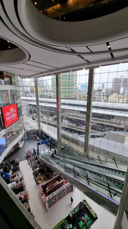 터미널 21 쇼핑몰 bts와 mrt접근성이 좋습니다.