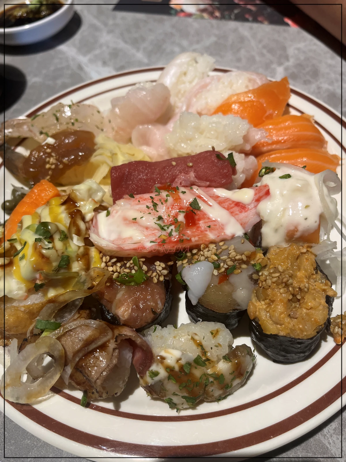 고메스퀘어파주직영점-스시-롤-접시-담기