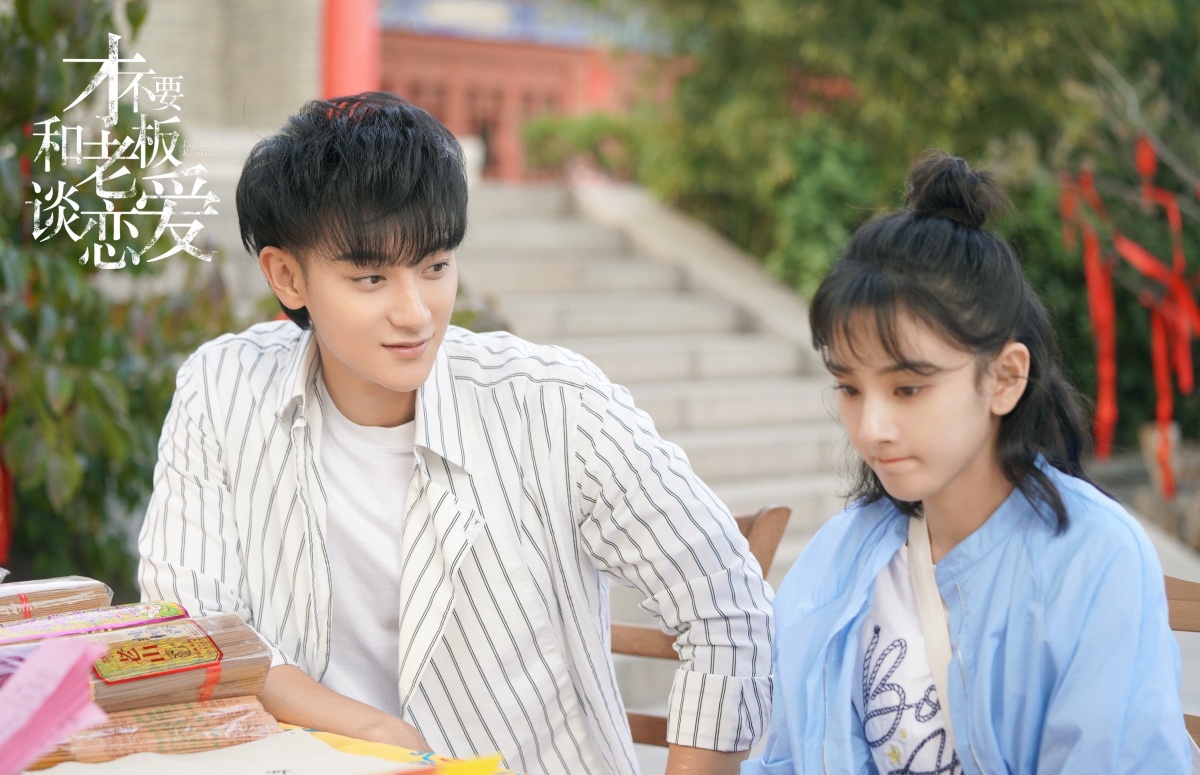 재불요화노판담연애-타오와 송조아-테이블에 앉아있는 모습