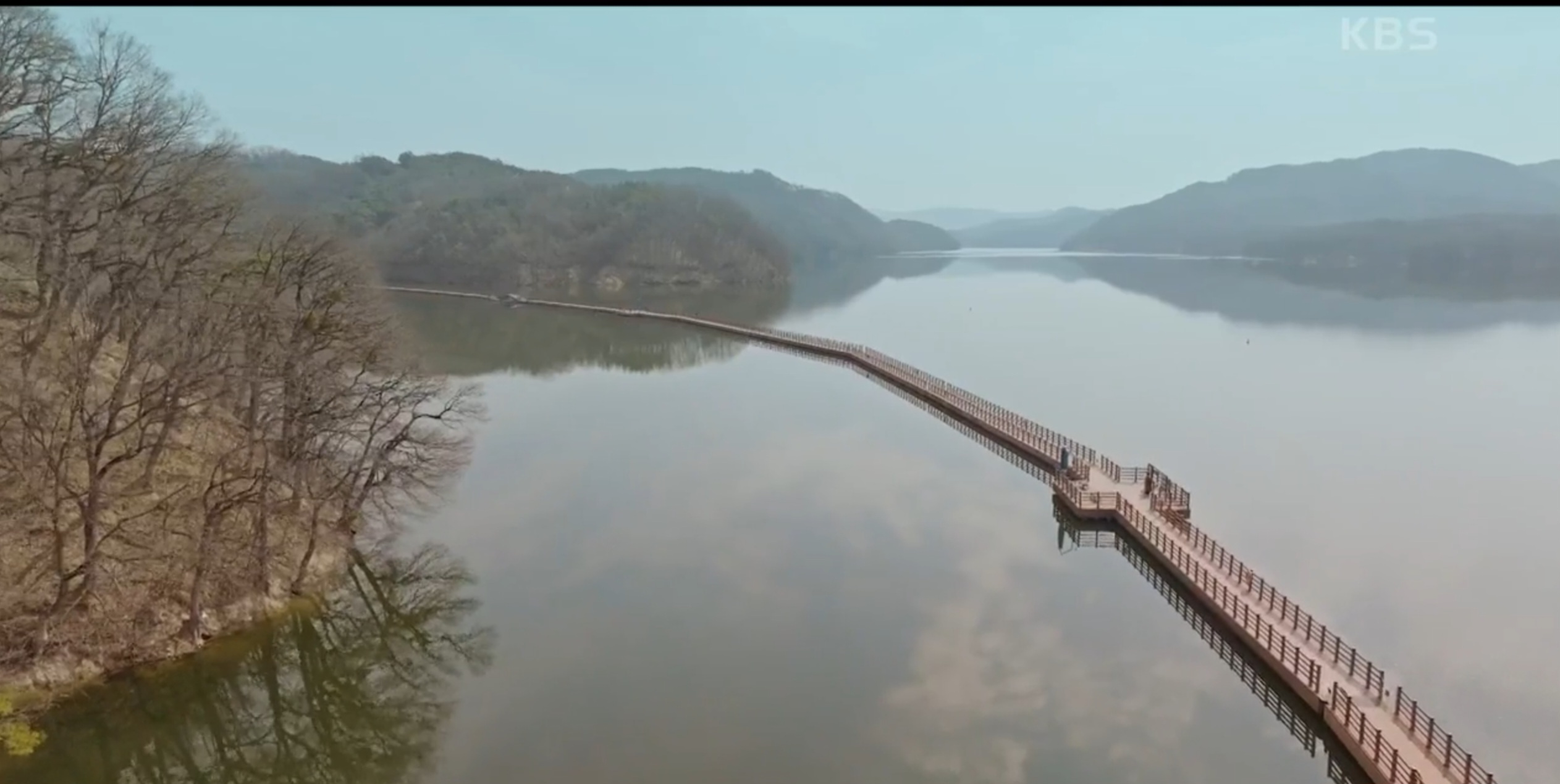월영교 전체가 보이는 드라마 속 장면