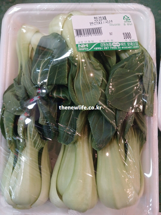 소고기나 돼지고기 등 단백질 식품과 함께 요리하기 위해 준비된 포장 청경채