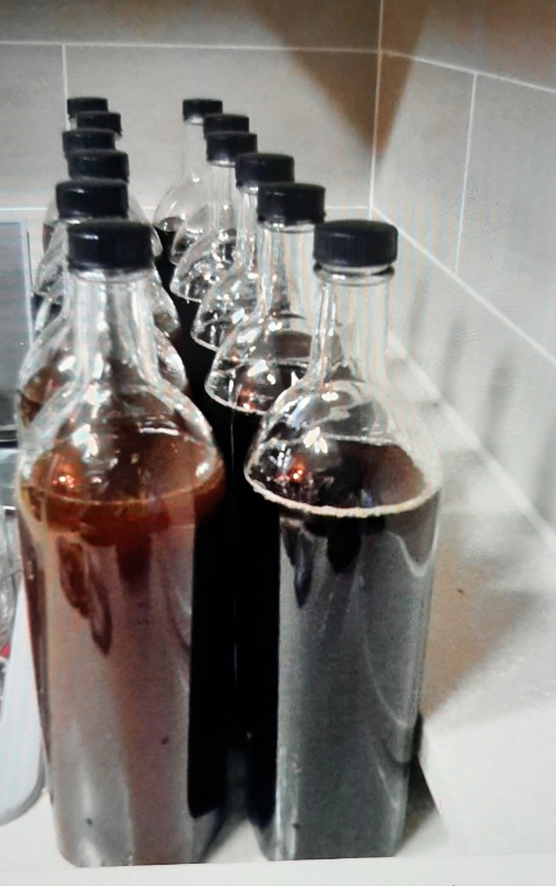 1년 이상 숙성하여 맑고 진하게 우러난 탱자 효소를 유리병에 담아 보관 중인 모습