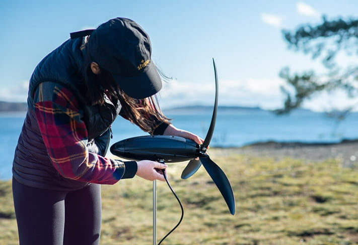 배낭에에 쏙 들어가는 휴대용 풍력 발전기 SHINE CAN CHARGE HANDHELD ELECTRONICS WHILE BEING OFF-GRID