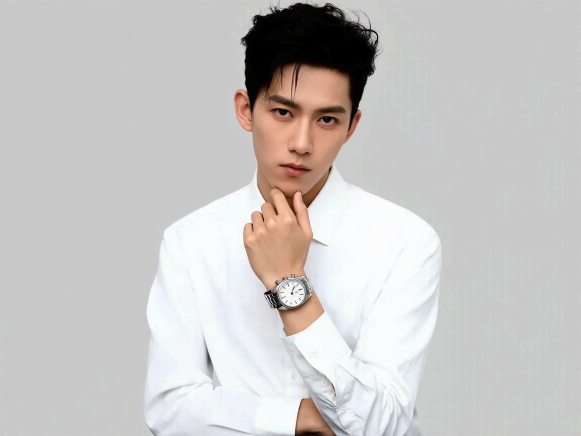 흰색 셔츠를 입고 메탈 시계를 착용한 손목 이미지