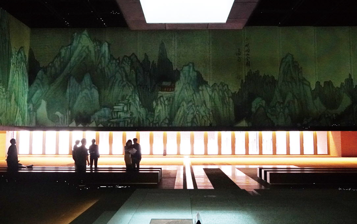 미디어 아트가 상영되는 콘솔레이션 홀