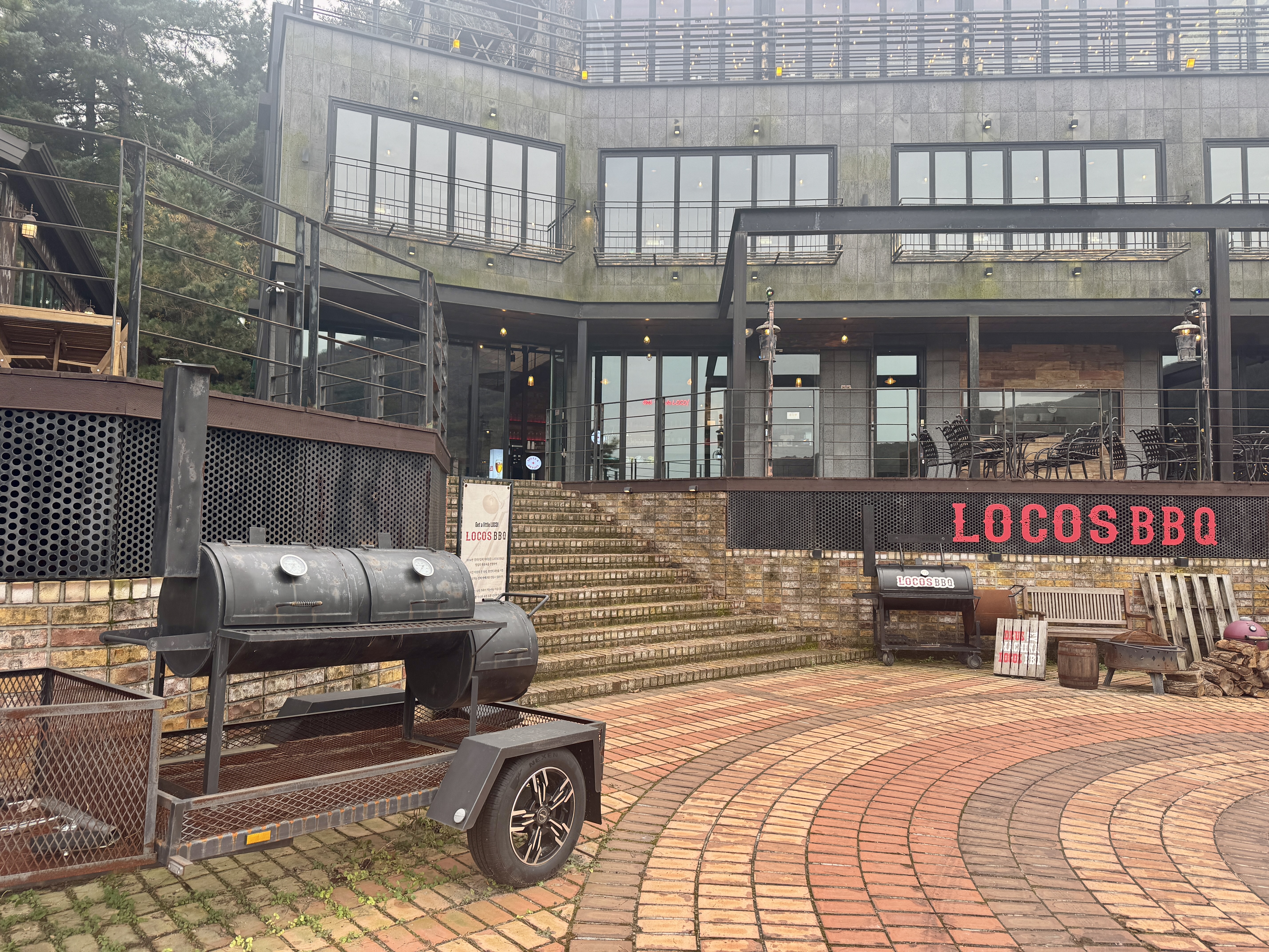 로코스바비큐 남양주점 외관과 스모커