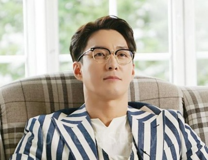 안경쓴 심형탁 화보