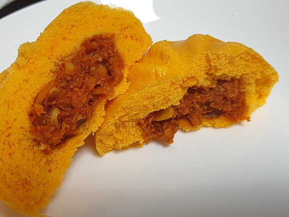 반으로-자른-피자호빵-접시에-담은-모습